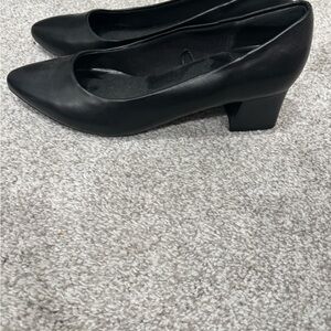 Easy Spirit Black Pointed Toe Low Block Heel Pumps